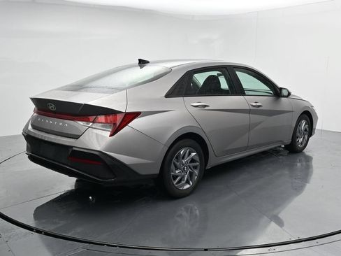 Used 2024 Hyundai Elantra SEL FWD image 7