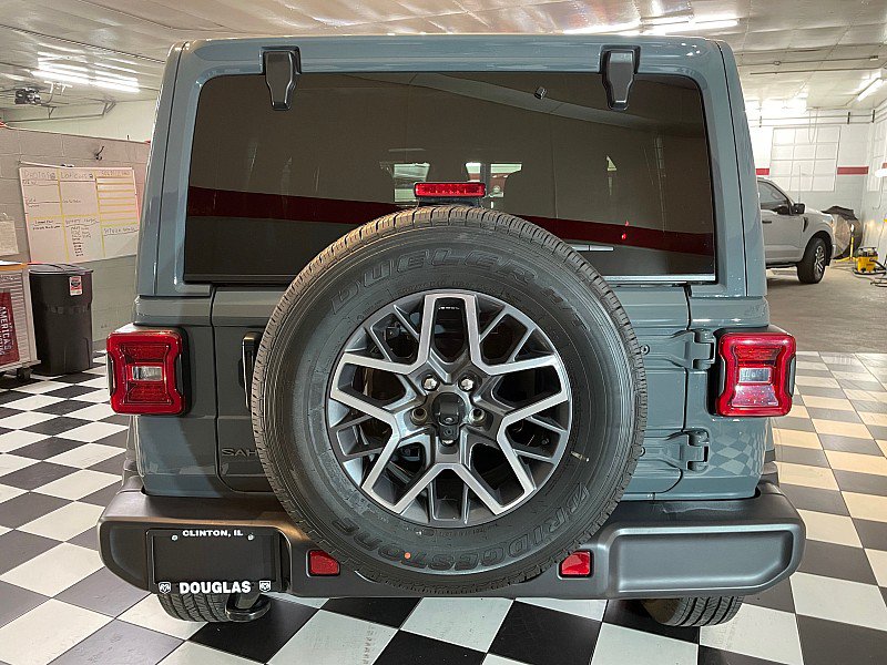 Used 2026 Jeep Wrangler Unlimited Sahara AWD/4WD image 5
