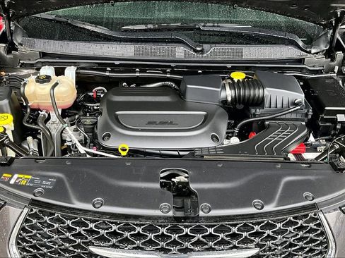 Used 2023 Chrysler Pacifica Touring-L FWD image 28