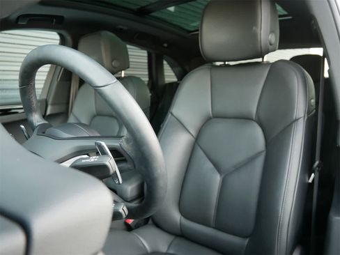 Certified 2025 Porsche Macan image 5