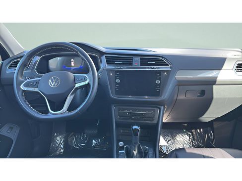 Used 2024 Volkswagen Tiguan SE AWD/4WD image 35