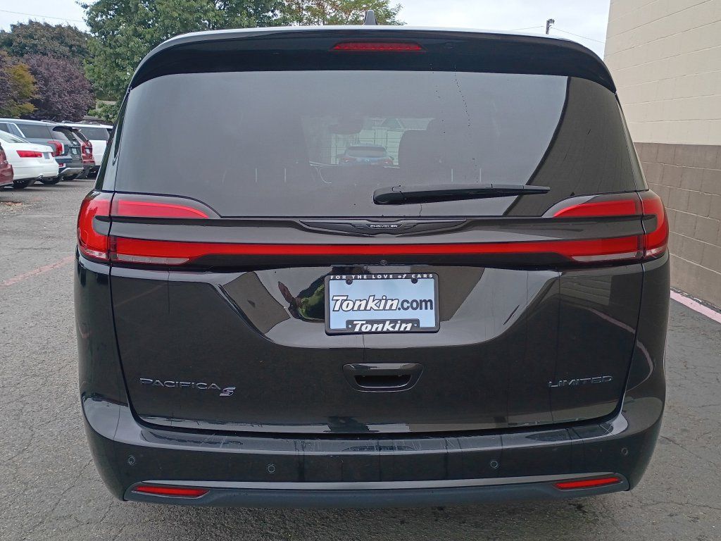 Used 2025 Chrysler Pacifica Limited FWD image 7