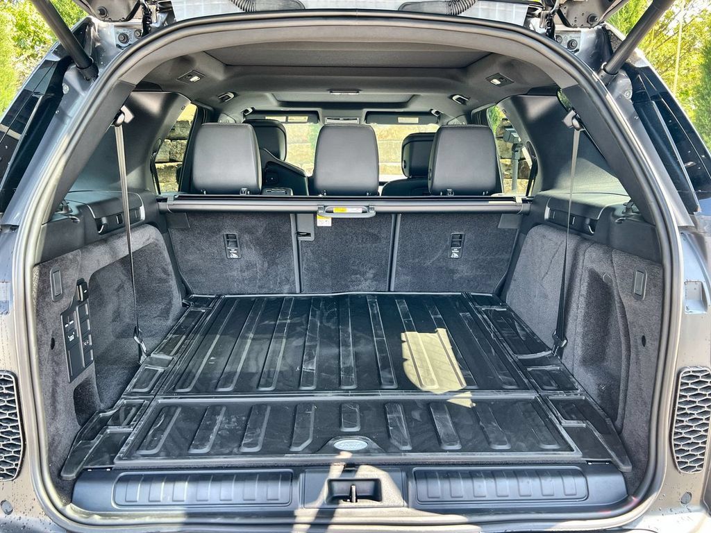 Used 2025 Land Rover Discovery S AWD/4WD image 18