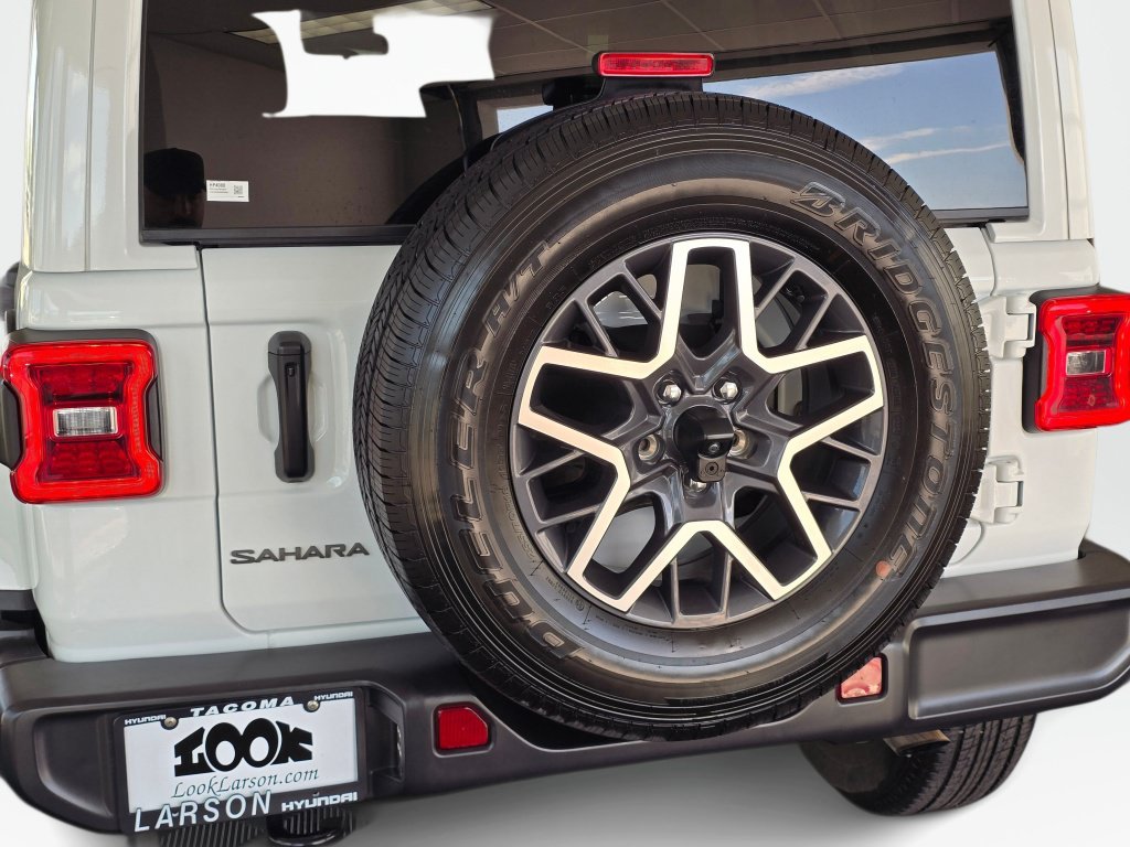Used 2025 Jeep Wrangler Unlimited Sahara AWD/4WD image 13