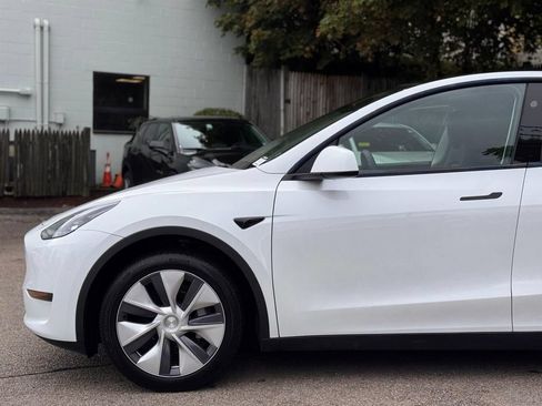 Used 2024 Tesla Model Y Long Range AWD/4WD image 10