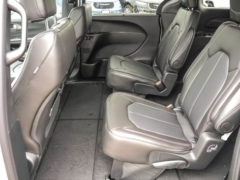 New 2026 Chrysler Pacifica Select FWD image 7