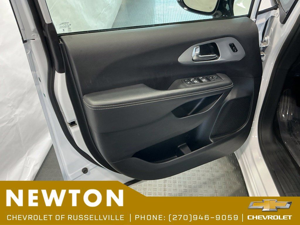 Used 2025 Chrysler Pacifica Limited FWD image 52