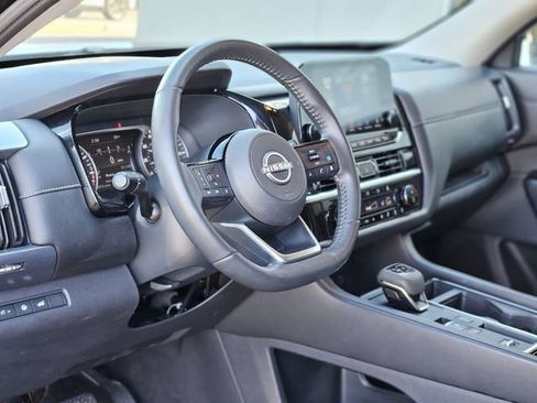 Used 2025 Nissan Pathfinder SL image 12