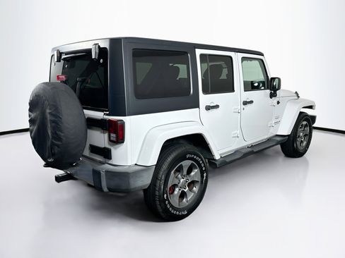 Used 2017 Jeep Wrangler Unlimited Sahara w/ Connectivity Group AWD/4WD image 9