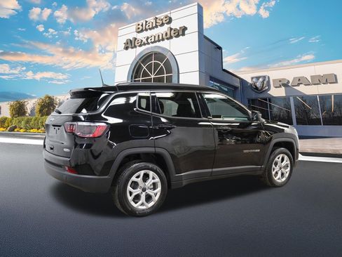 Used 2025 Jeep Compass Latitude w/ Convenience Group AWD/4WD image 3