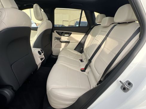 Used 2024 Mercedes-Benz GLC 300 4MATIC image 25
