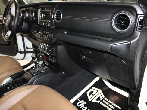 Used 2021 Jeep Wrangler Unlimited Sahara image 24