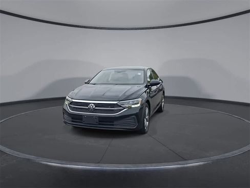 Used 2023 Volkswagen Jetta SE image 3