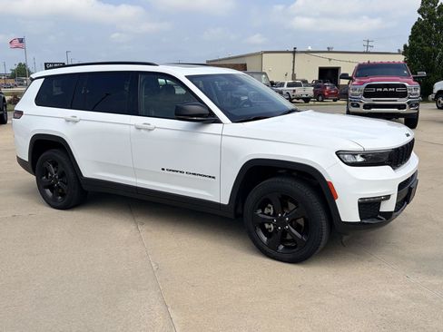 Used 2023 Jeep Grand Cherokee L Limited w/ Black Appearance Package AWD/4WD image 2