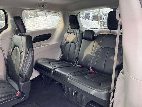 Used 2024 Chrysler Pacifica Touring-L image 8