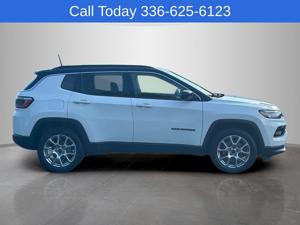 Used 2025 Jeep Compass Limited AWD/4WD image 2
