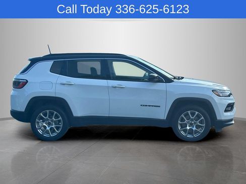 Used 2025 Jeep Compass Limited AWD/4WD image 2