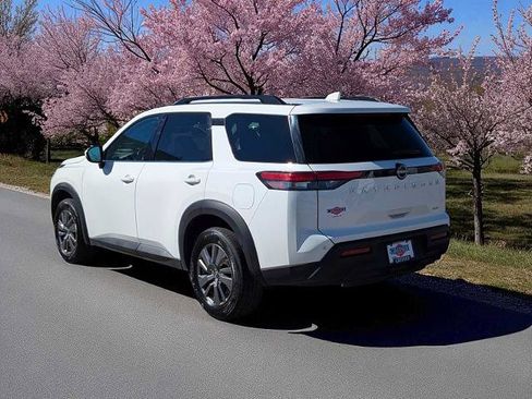Used 2025 Nissan Pathfinder SV image 4
