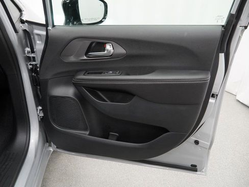 New 2026 Chrysler Pacifica Select image 30