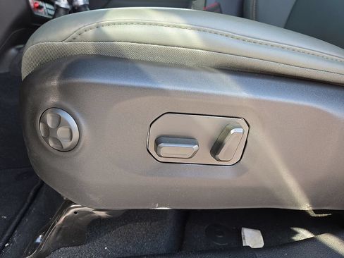 Used 2024 Jeep Gladiator Mojave AWD/4WD image 10