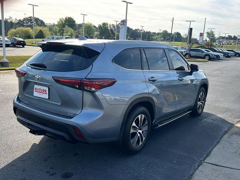 Certified 2024 Toyota Highlander XLE image 6