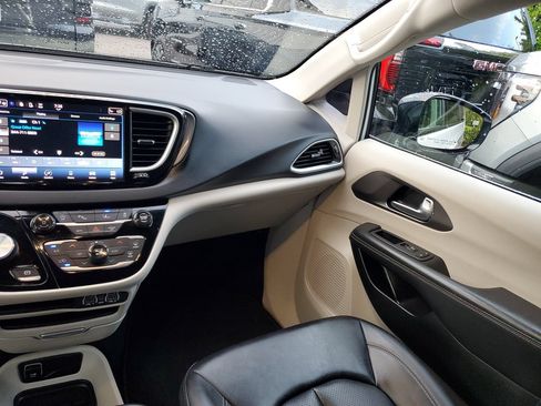 Used 2024 Chrysler Pacifica Touring-L FWD image 13