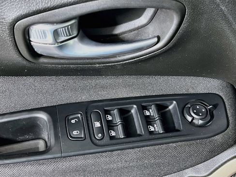 Used 2017 Jeep Renegade Latitude FWD image 16