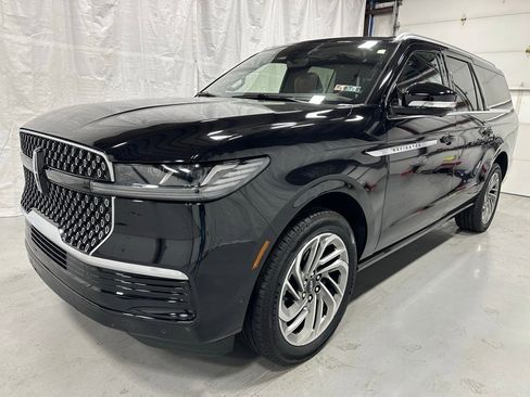 Used 2025 Lincoln Navigator L Reserve image 3