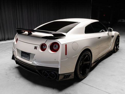 Used 2021 Nissan GT-R Premium image 33