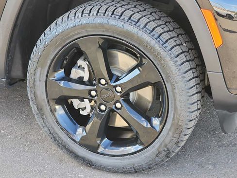 Used 2023 Jeep Grand Cherokee L Laredo RWD image 12
