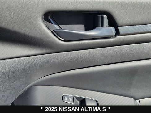 Used 2025 Nissan Altima 2.5 S FWD image 31