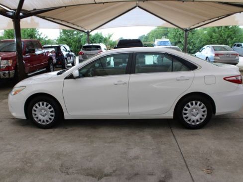 Used 2015 Toyota Camry LE image 4