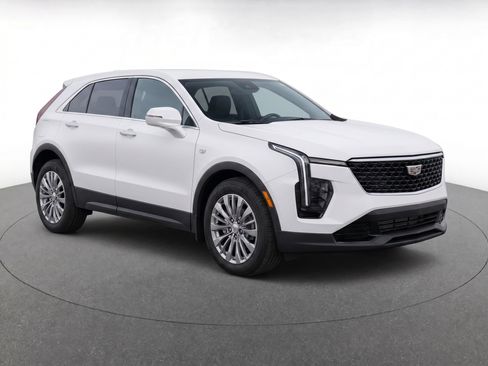 Certified 2024 Cadillac XT4 Luxury w/ Cold Weather Package FWD image 2
