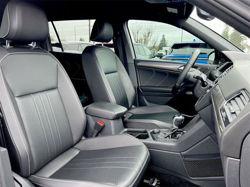 Used 2022 Volkswagen Tiguan SE R-Line image 22