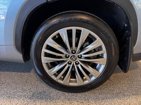 Certified 2024 Toyota Highlander Platinum AWD/4WD image 17