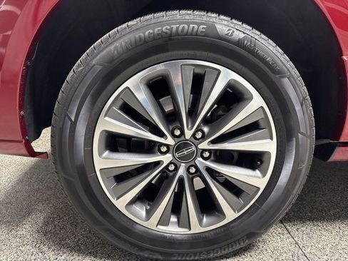 Used 2017 Lincoln Navigator Select image 3