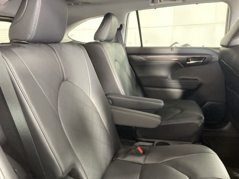 New 2026 Toyota Highlander Platinum image 32