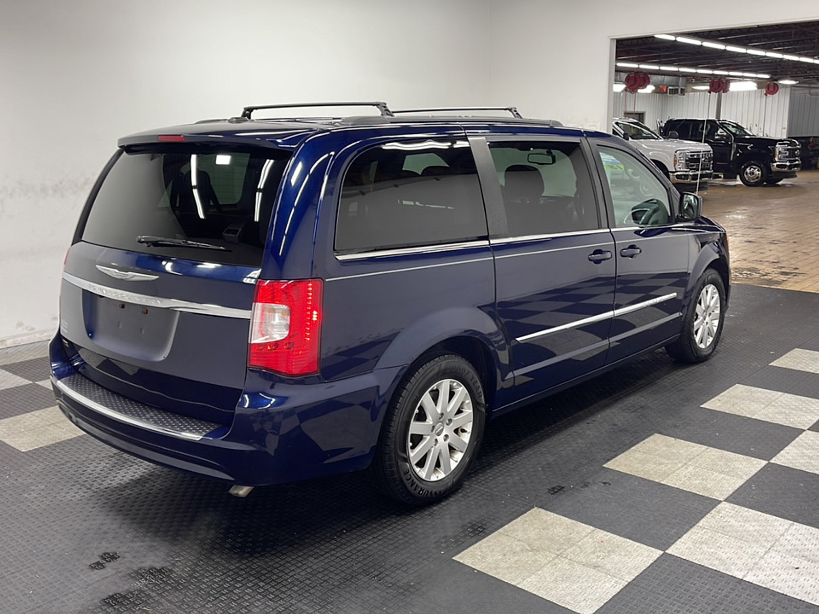 Used 2015 Chrysler Town & Country Touring FWD image 18