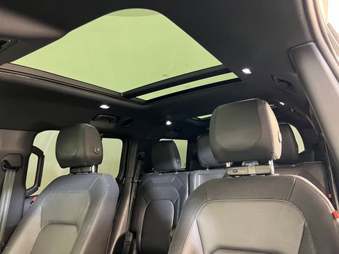 Used 2024 Land Rover Defender 130 X-Dynamic SE image 15