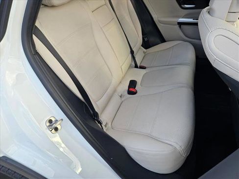 Used 2025 Mercedes-Benz GLC 300 image 18