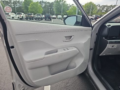 Used 2025 Hyundai Kona SEL FWD image 10