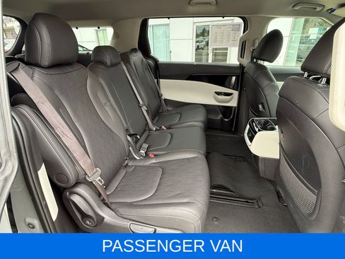 Used 2024 Kia Carnival EX FWD image 22