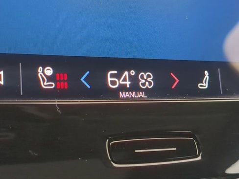 Used 2025 Volvo XC40 B5 Plus image 23