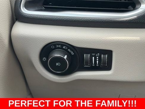 Used 2023 Chrysler Pacifica Limited FWD image 20