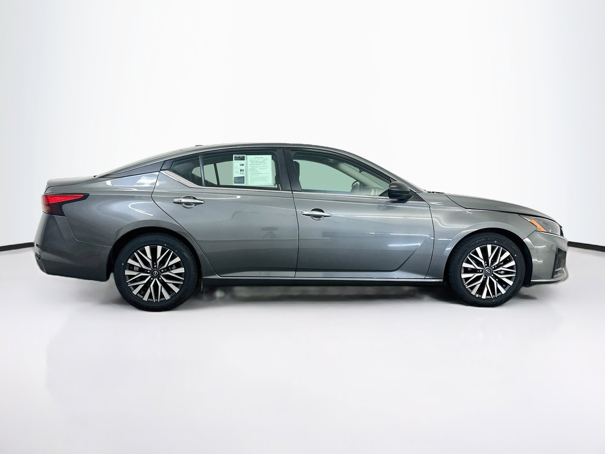 Used 2025 Nissan Altima 2.5 SV FWD image 10