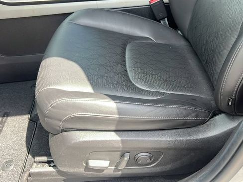 Used 2023 Kia Carnival LX FWD image 17