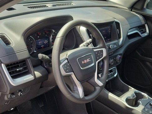 Used 2024 GMC Terrain SLE w/ Driver Convenience Package FWD image 11