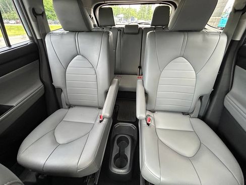 Used 2022 Toyota Highlander XLE AWD/4WD image 14