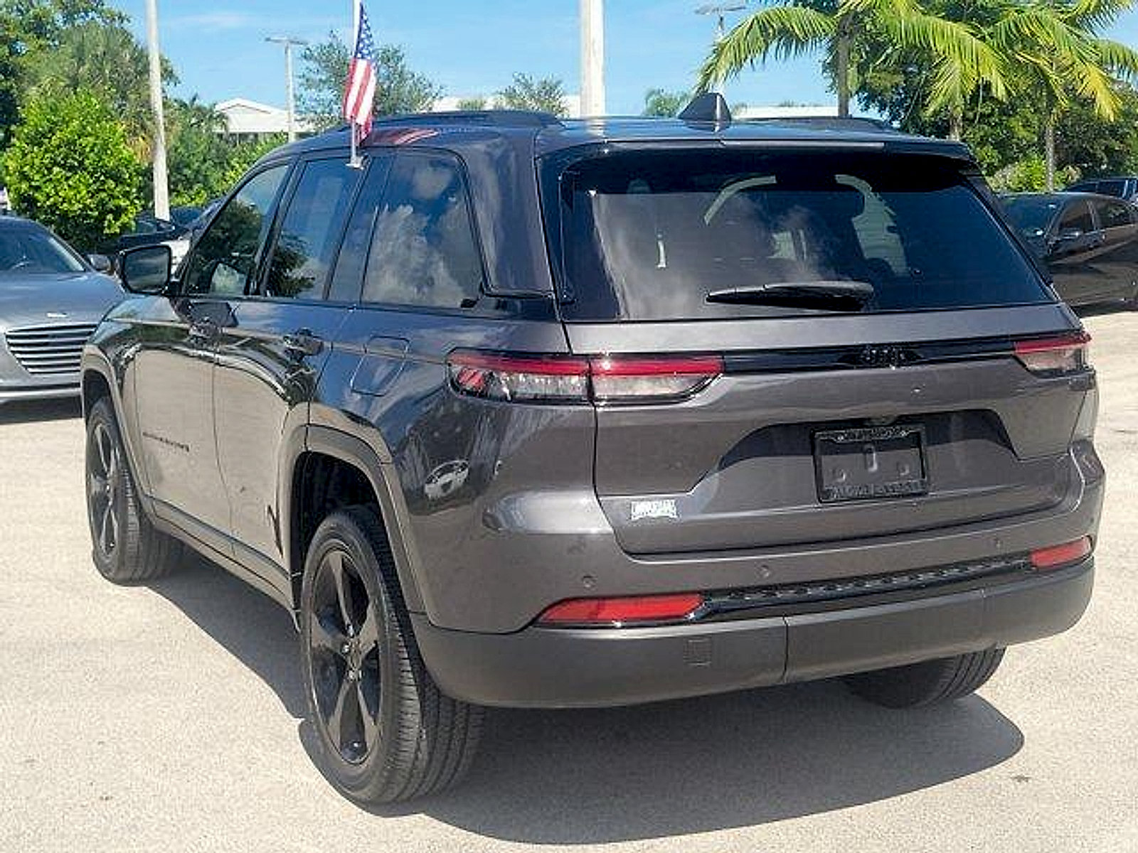 Used 2023 Jeep Grand Cherokee Altitude RWD image 7