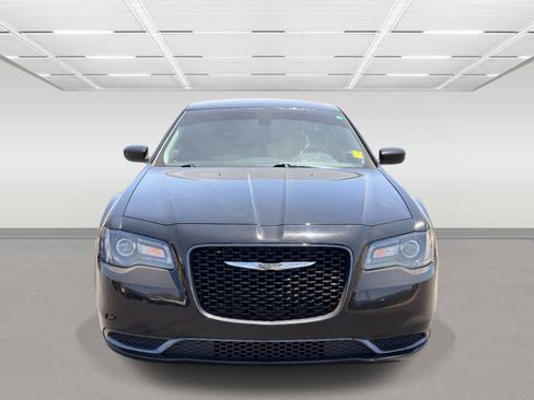 Used 2019 Chrysler 300 Touring w/ Sport Appearance Package RWD image 8